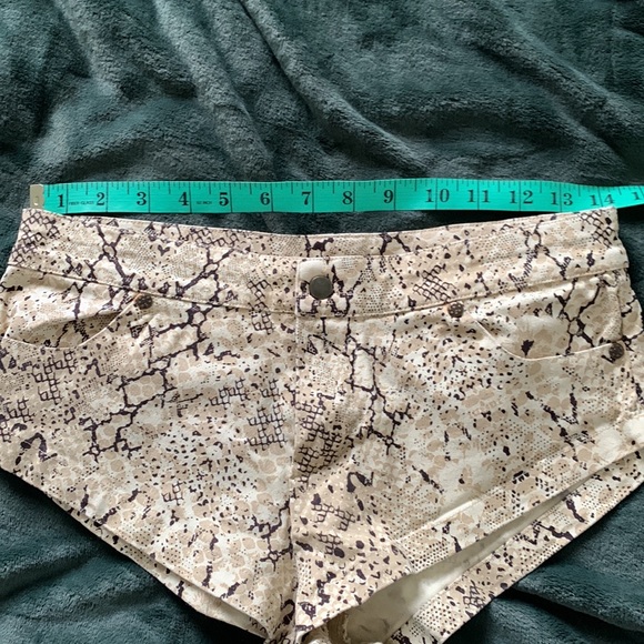 Spell Aloha Python shorts XS preowned - Picture 4 of 16
